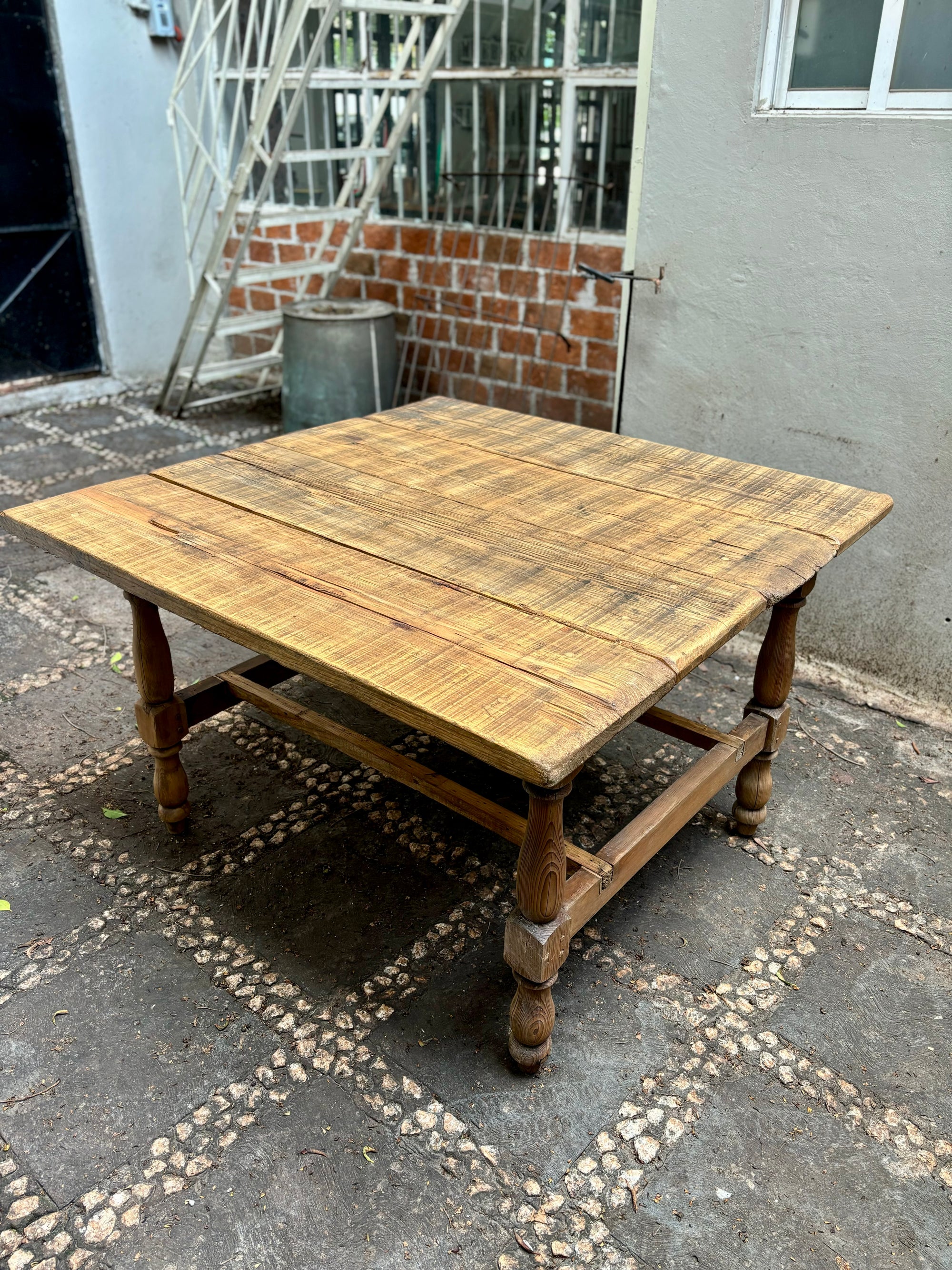 Mesa cuadrada patas torneadas