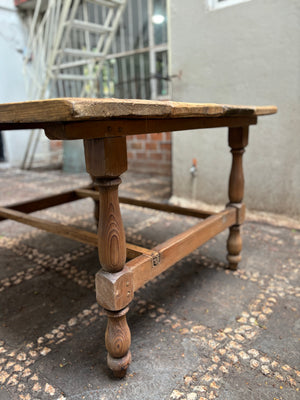 Mesa cuadrada patas torneadas