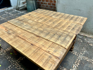 Mesa cuadrada patas torneadas