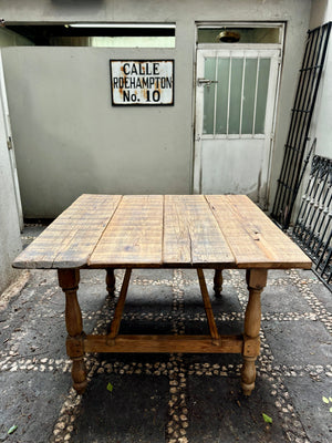 Mesa cuadrada patas torneadas