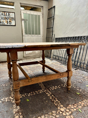 Mesa cuadrada patas torneadas