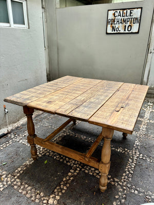 Mesa cuadrada patas torneadas