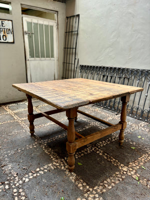 Mesa cuadrada patas torneadas