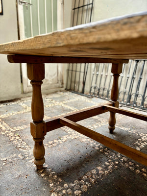 Mesa cuadrada patas torneadas