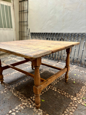 Mesa cuadrada patas torneadas