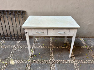 Mesa de lámina y terrazo