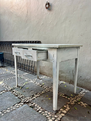 Mesa de lámina y terrazo