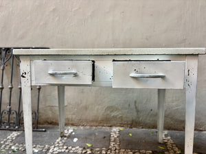 Mesa de lámina y terrazo