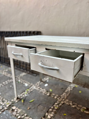 Mesa de lámina y terrazo