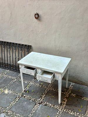 Mesa de lámina y terrazo