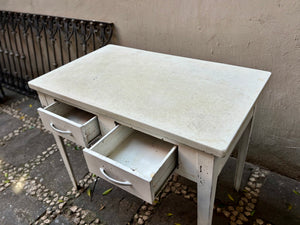 Mesa de lámina y terrazo