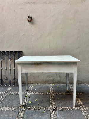 Mesa de lámina y terrazo