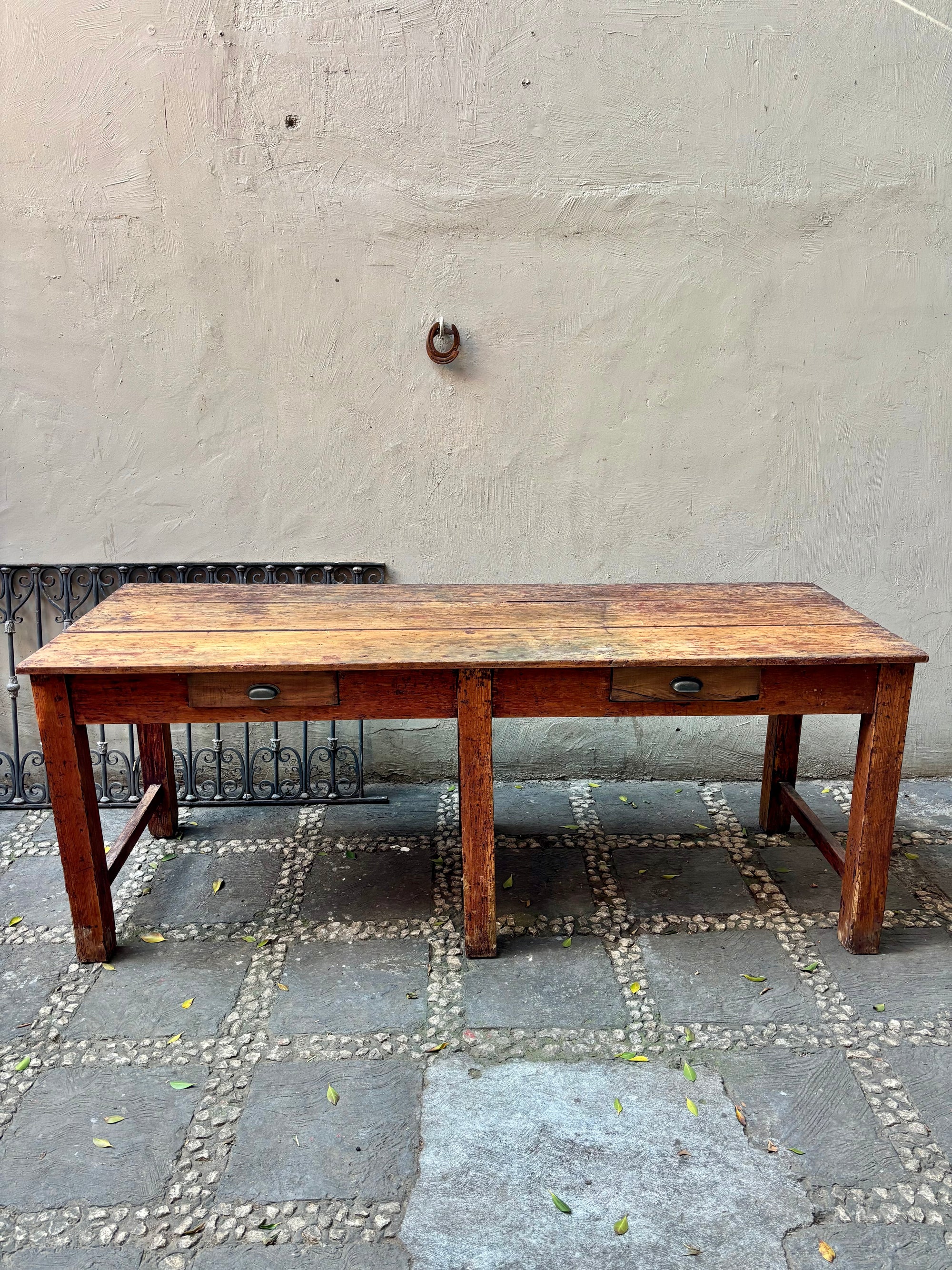 Mesa larga doble cajón