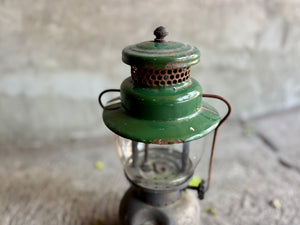 Lámpara quinque con remate porcelanizado