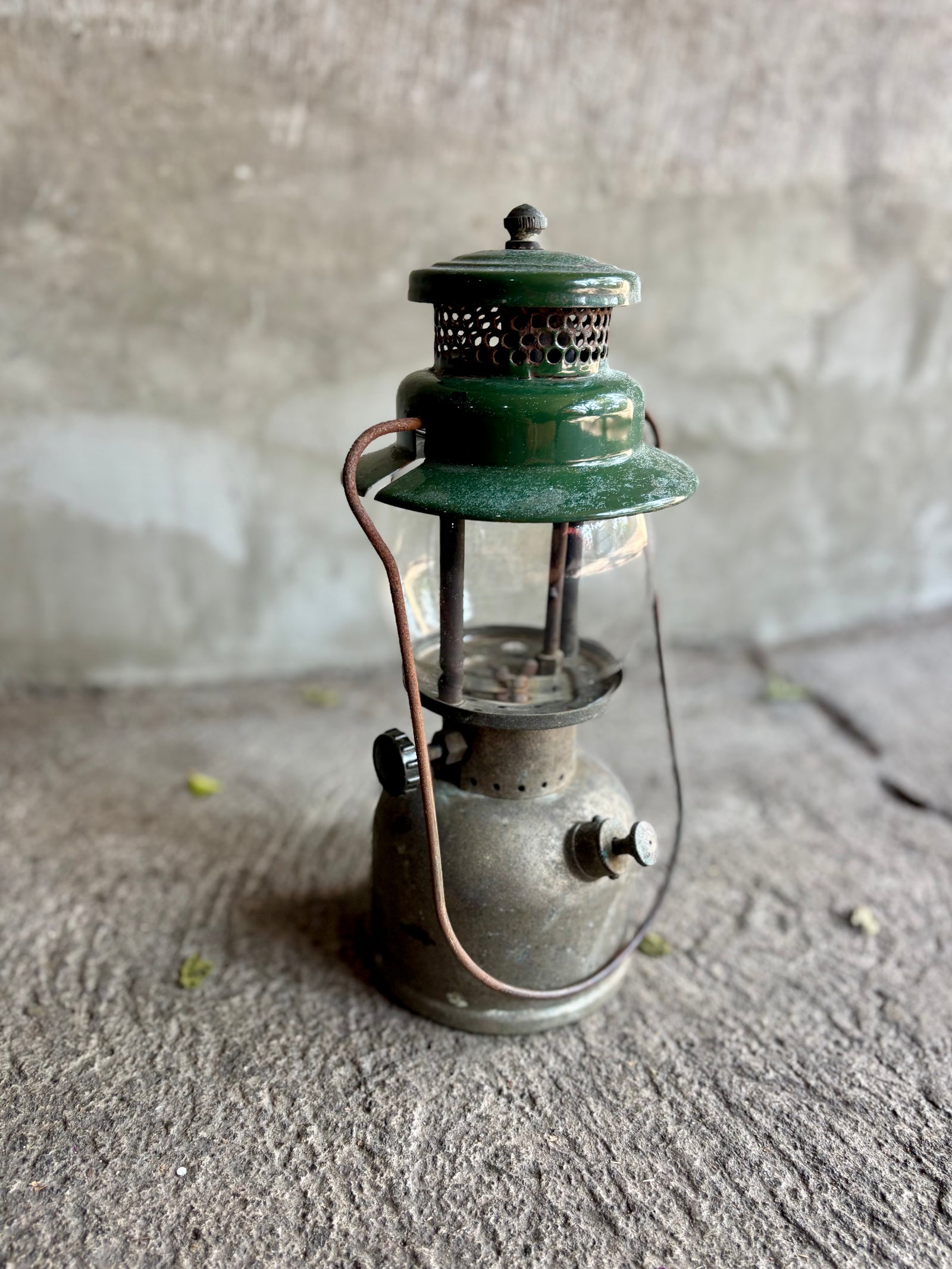 Lámpara quinque con remate porcelanizado