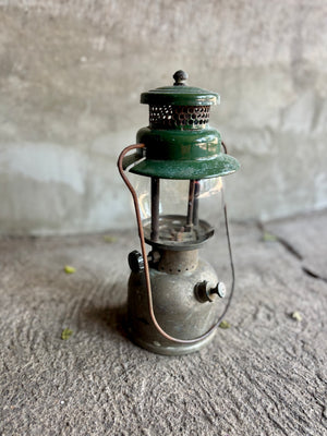 Lámpara quinque con remate porcelanizado