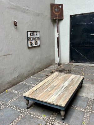 Mesa baja de madera recuperada