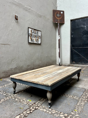 Mesa baja de madera recuperada