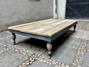 Mesa baja de madera recuperada