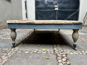 Mesa baja de madera recuperada