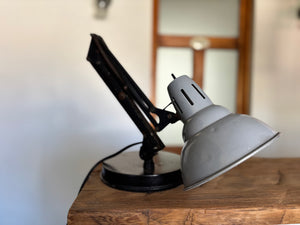 Lámpara de escritorio industrial