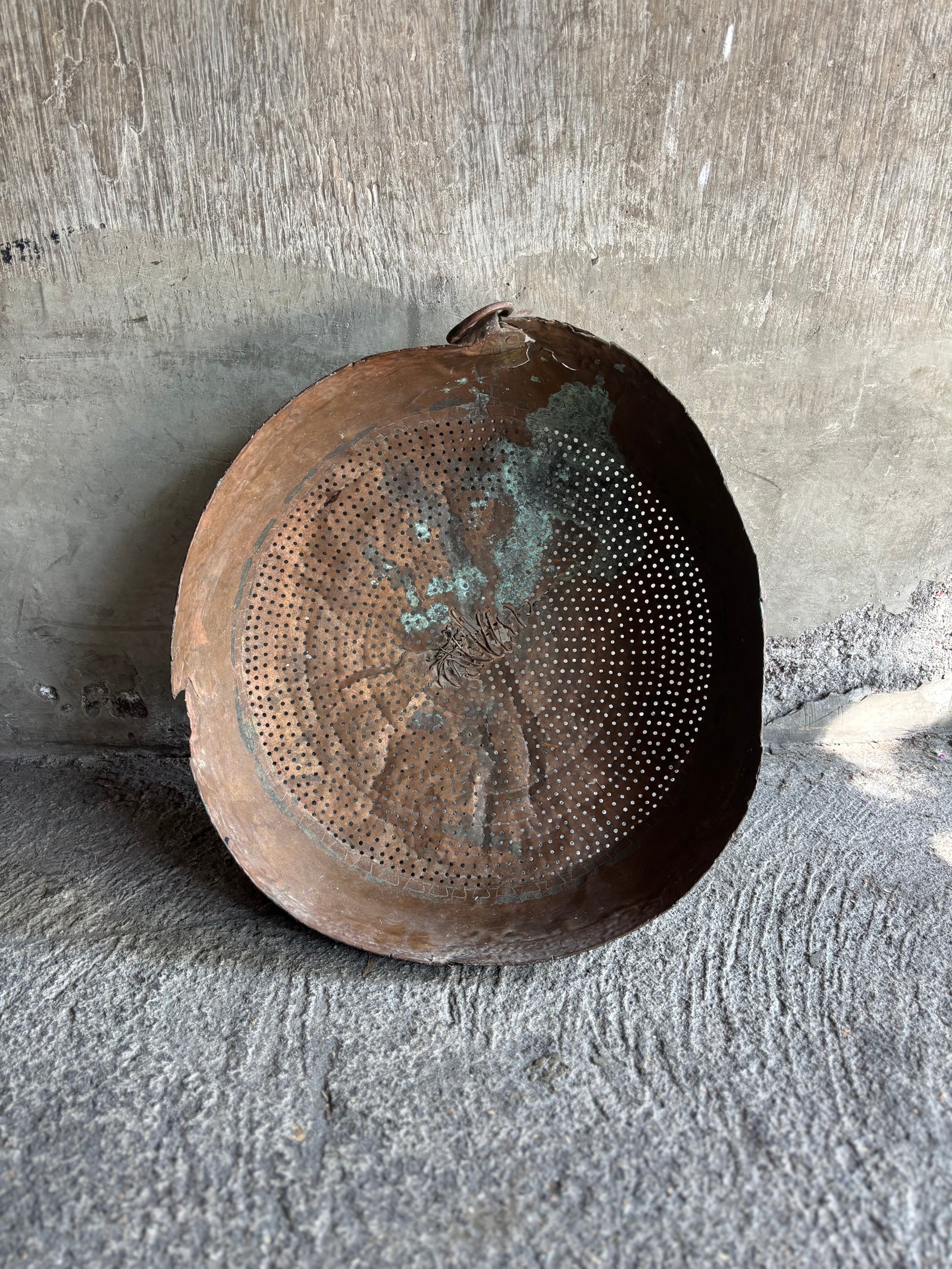 Colador antiguo de cobre