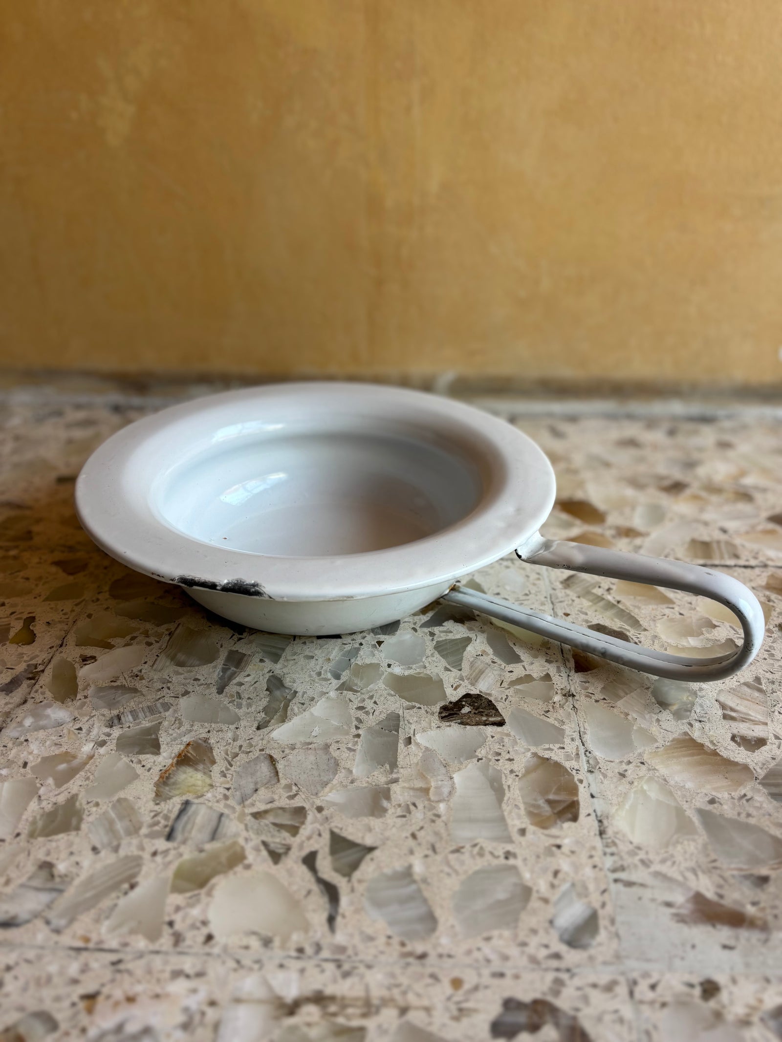 Bacinica de peltre con asa