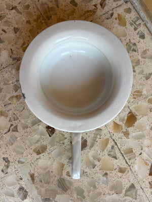 Bacinica de peltre con asa