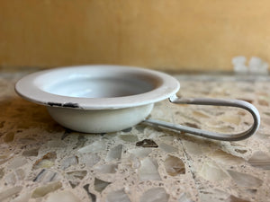 Bacinica de peltre con asa