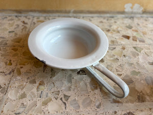 Bacinica de peltre con asa