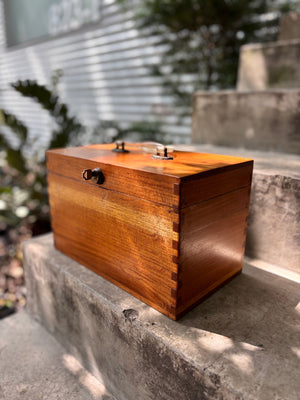 Caja de cedro con llave