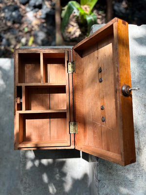 Caja de cedro con llave