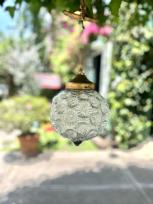 Lámpara flores talladas