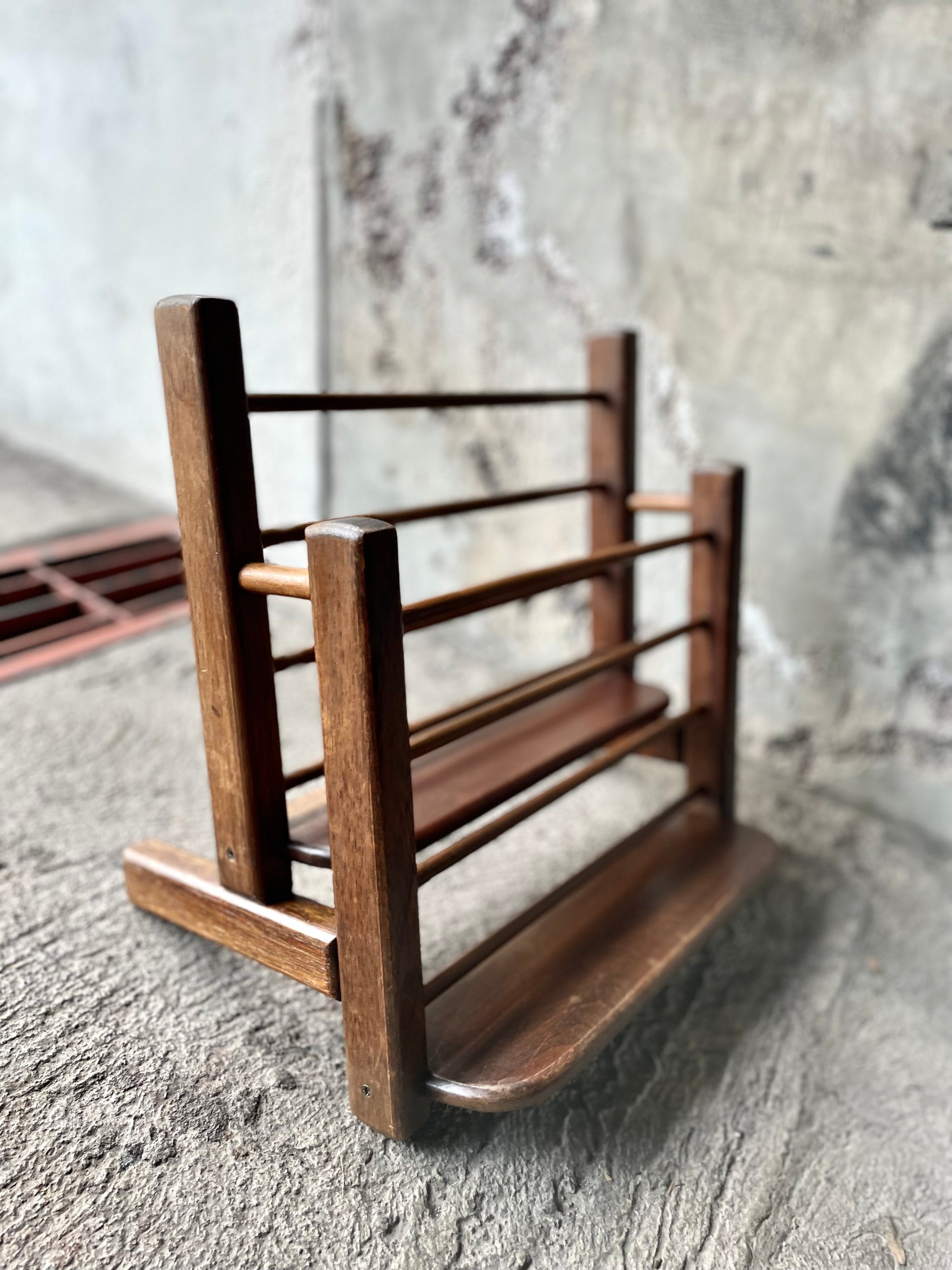Revistero de madera