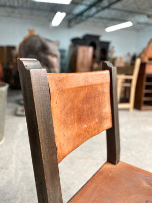 Silla de madera con cuero