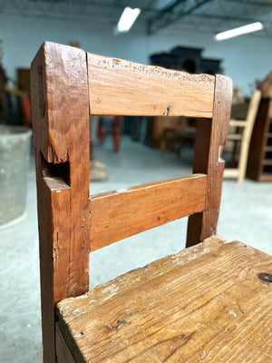 Silla de madera con remates