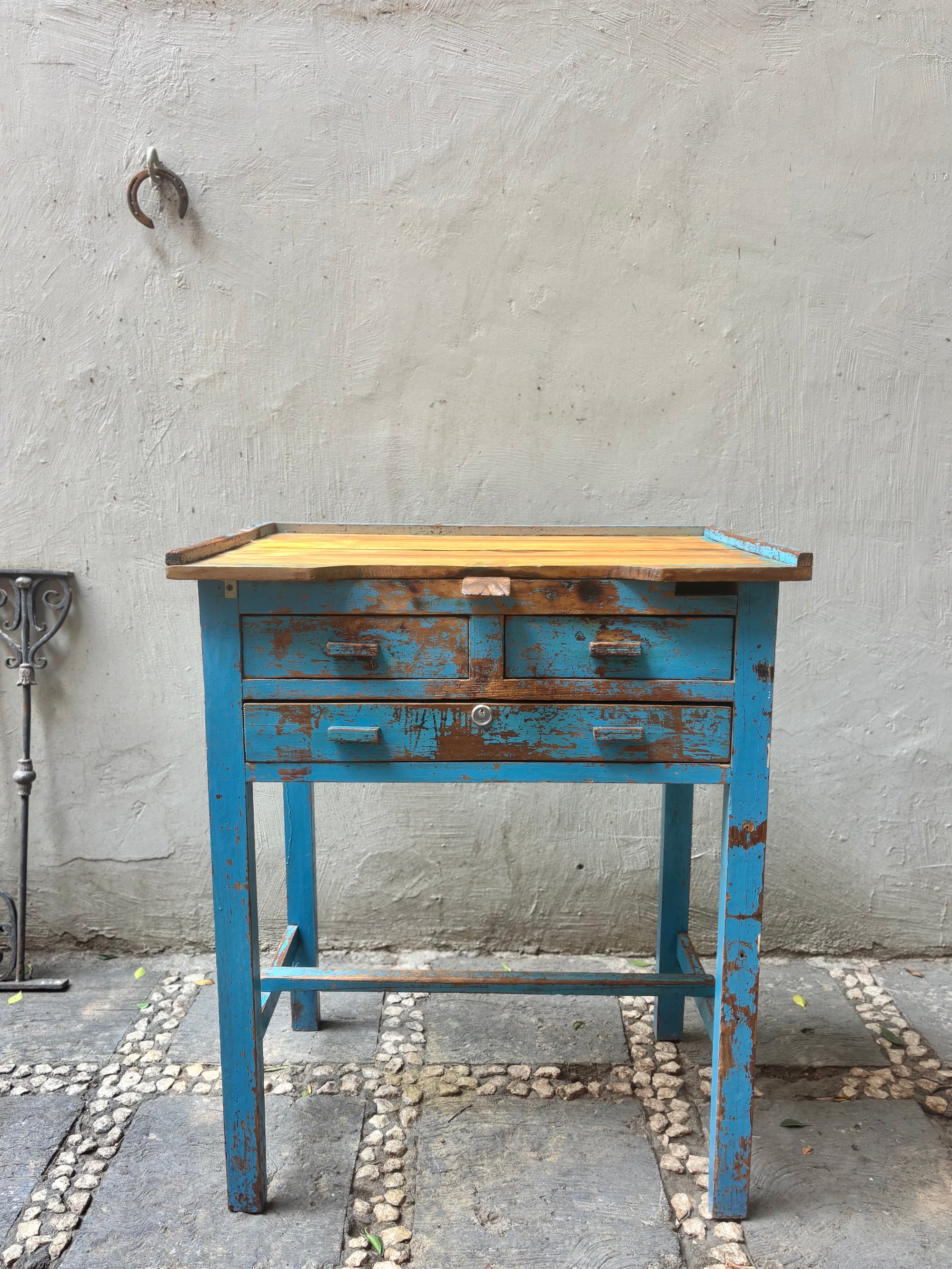 Mesa de joyero azul