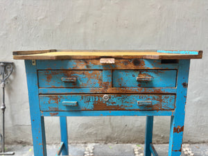 Mesa de joyero azul