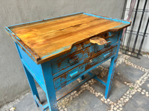 Mesa de joyero azul