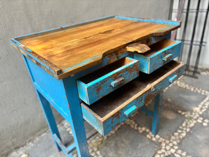 Mesa de joyero azul