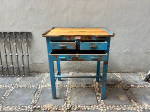 Mesa de joyero azul