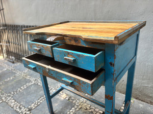 Mesa de joyero azul