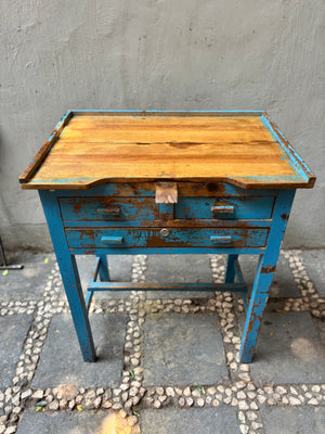 Mesa de joyero azul
