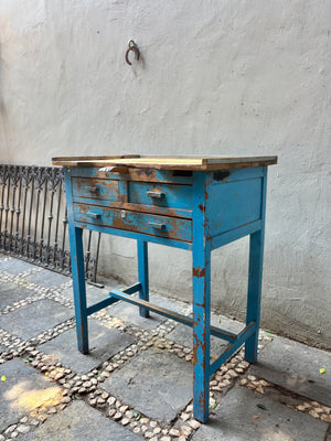 Mesa de joyero azul