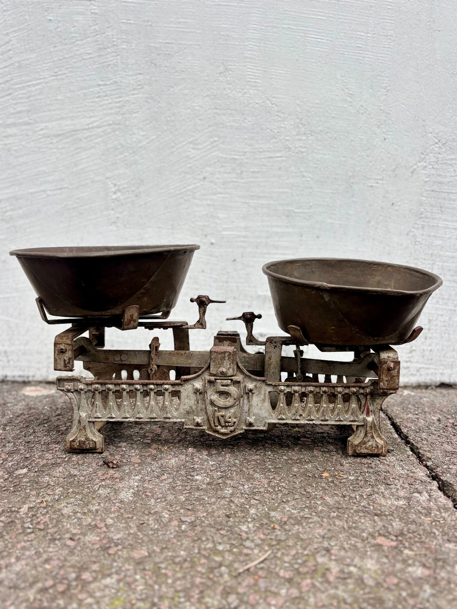 Balanza antigua con platos de bronce