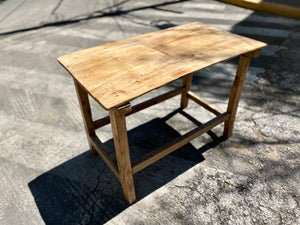 Mesa de madera ensamblada