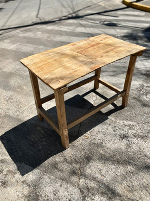 Mesa de madera ensamblada