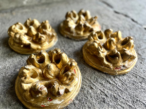Rosetones de madera y hoja de oro