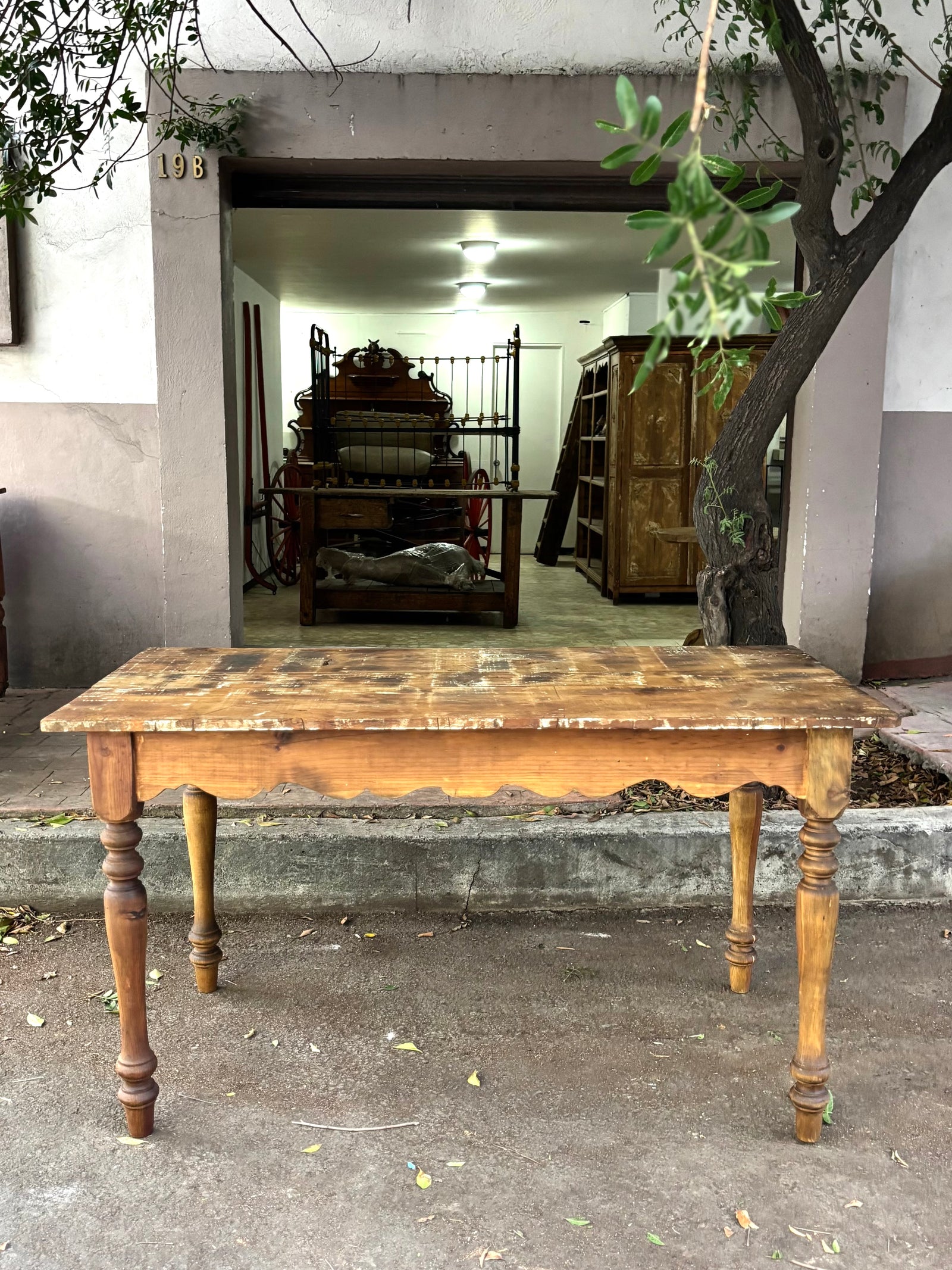 Mesa con faldón