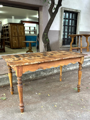 Mesa con faldón